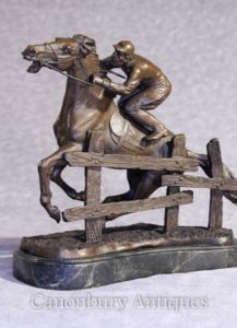 フランスのブロンズの険しい馬と騎手の像
