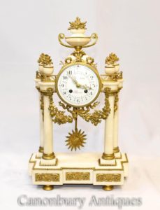 フランス帝国の大理石のマントル時計Ormoluの備品古典的な
