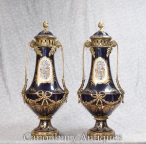 ペアフランス語セーブル古典的な磁器の花瓶フローラルアーンス